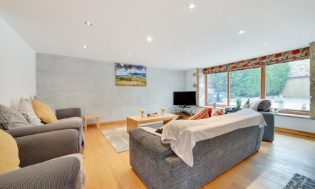 4 Bed in High Peak 6