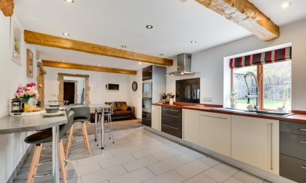 4 Bed in High Peak 7