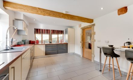 4 Bed in High Peak 8