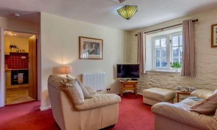 1 Bed in Two Waters Foot 5