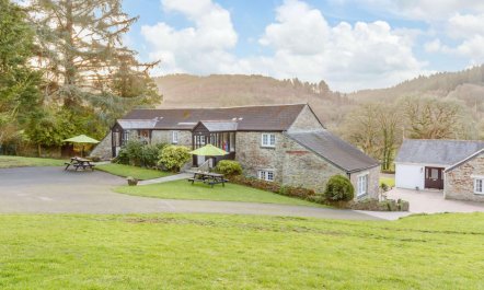 1 Bed in Two Waters Foot 2