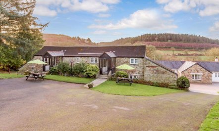 1 Bed in Two Waters Foot 3