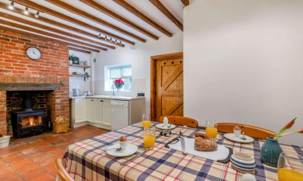 2 Bed in Weybourne 2