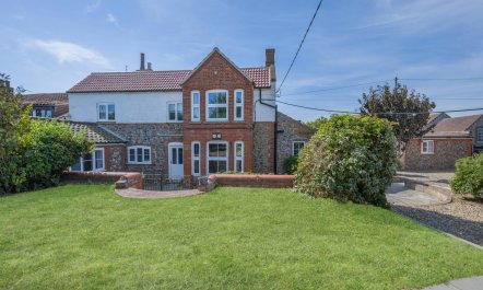 6 Bed in Bacton 2