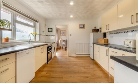 3 Bed in Stratford St. Andrew 6