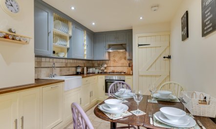 3 Bed in Hope Valley 1