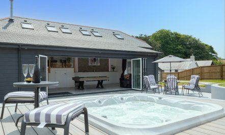 4 Bed in Horningtops