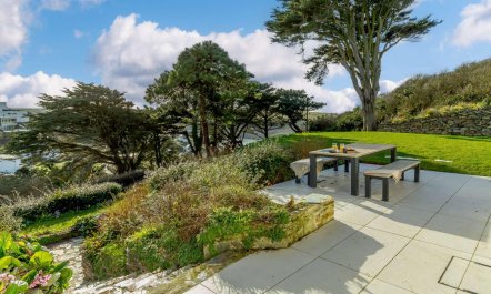 4 Bed in Mawgan Porth
