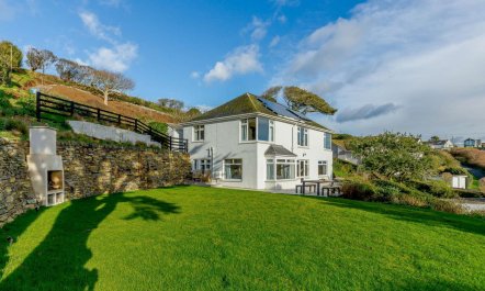 4 Bed in Mawgan Porth 1