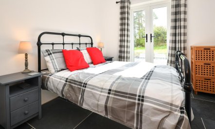 3 Bed in Pengroeslon 8