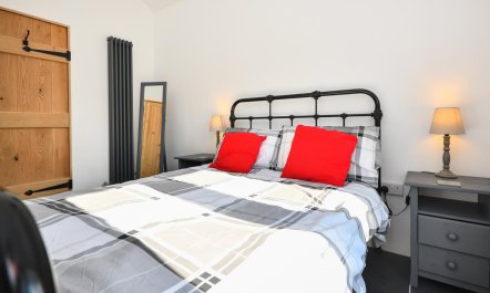 3 Bed in Pengroeslon 9