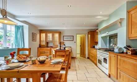 4 Bed in Two Mile Oak 9