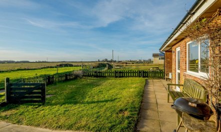 2 Bed in Eccles-on-Sea 0