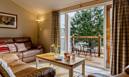 3 Bed in Two Waters Foot 1