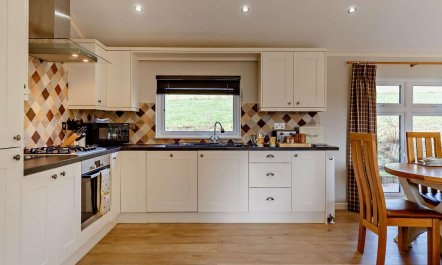 3 Bed in Two Waters Foot 9