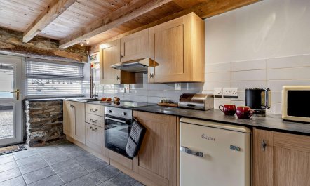 2 Bed in Cross Inn 8