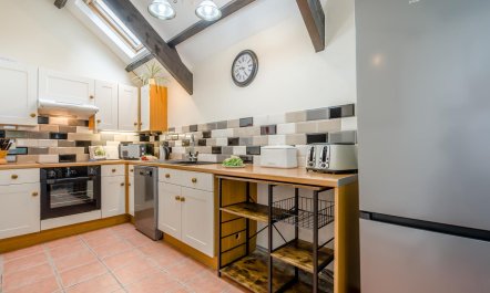4 Bed in Two Waters Foot 6