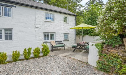 4 Bed in Two Waters Foot