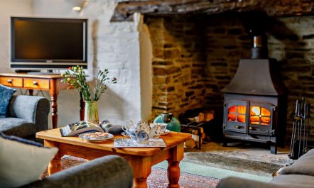 4 Bed in Two Waters Foot 7