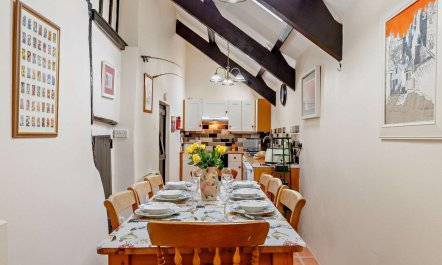 4 Bed in Two Waters Foot 9