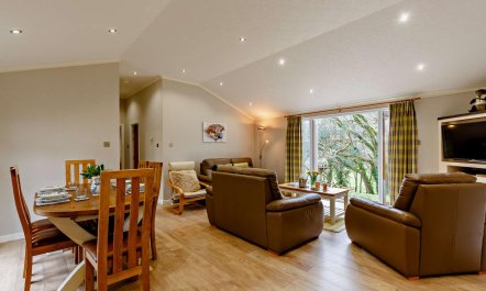 3 Bed in Two Waters Foot 8