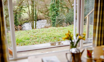 3 Bed in Two Waters Foot 4