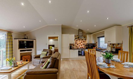 3 Bed in Two Waters Foot 5