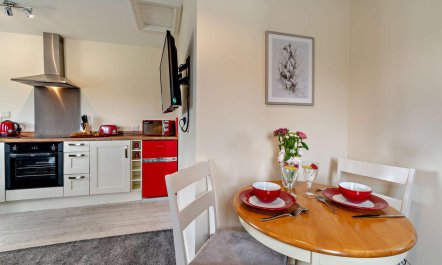 1 Bed in Red Roses 4