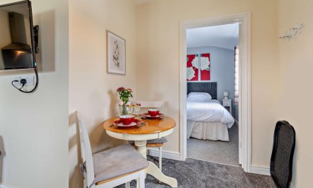 1 Bed in Red Roses 3