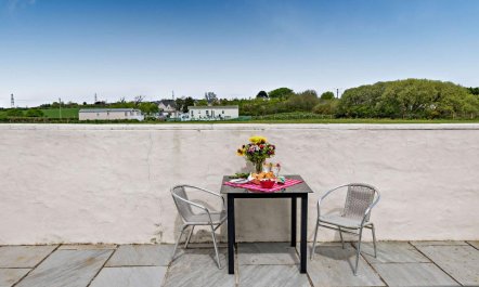 1 Bed in Red Roses 8