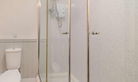 1 Bed in Red Roses 7