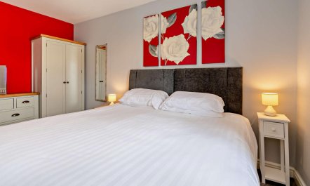 1 Bed in Red Roses 5