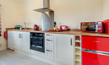 1 Bed in Red Roses 2