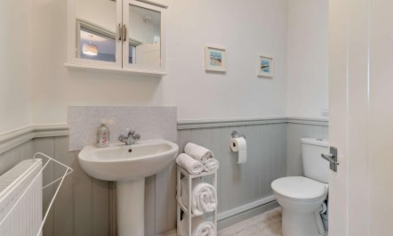 1 Bed in Red Roses 6