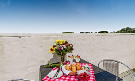 1 Bed in Red Roses 9