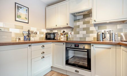 2 Bed in Weybourne 6