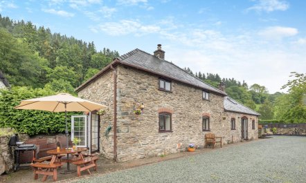 4 Bed in Pontfadog 1