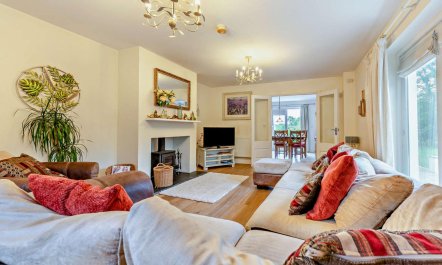6 Bed in Ludchurch 1