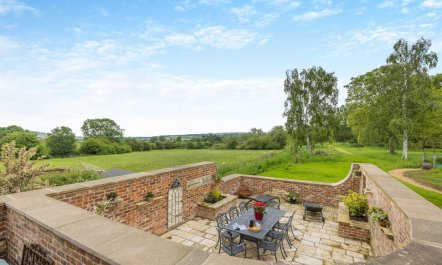 2 Bed in Stanley Pontlarge 1