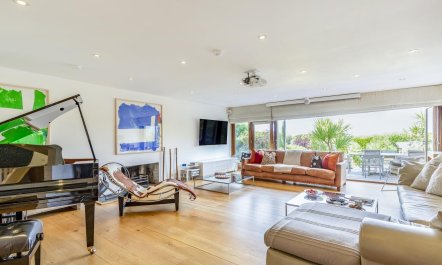 4 Bed in Mawgan Porth
