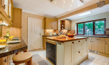 4 Bed in Ainthorpe 2