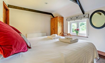 3 Bed in Two Waters Foot 8