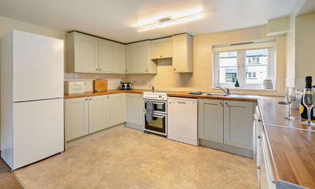 3 Bed in Two Waters Foot 4