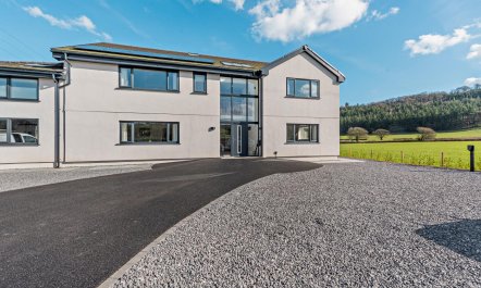 6 Bed in Llanarthney