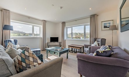 6 Bed in Llanarthney 1