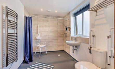 1 Bed in Blue Anchor 7