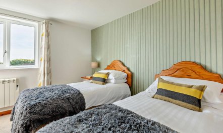 1 Bed in Blue Anchor 5