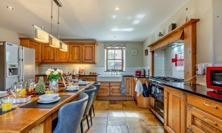 4 Bed in Port Mulgrave 3