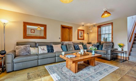 4 Bed in Port Mulgrave 2