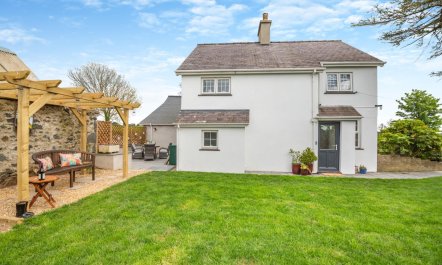 2 Bed in Pencaenewydd 1